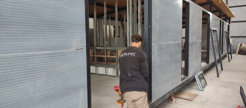 Colocador de EcoPVC instalando una abertura
