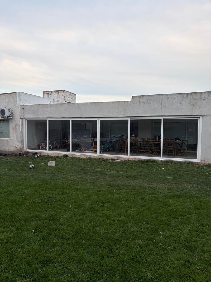 Cerramiento blanco con paños corredizos
