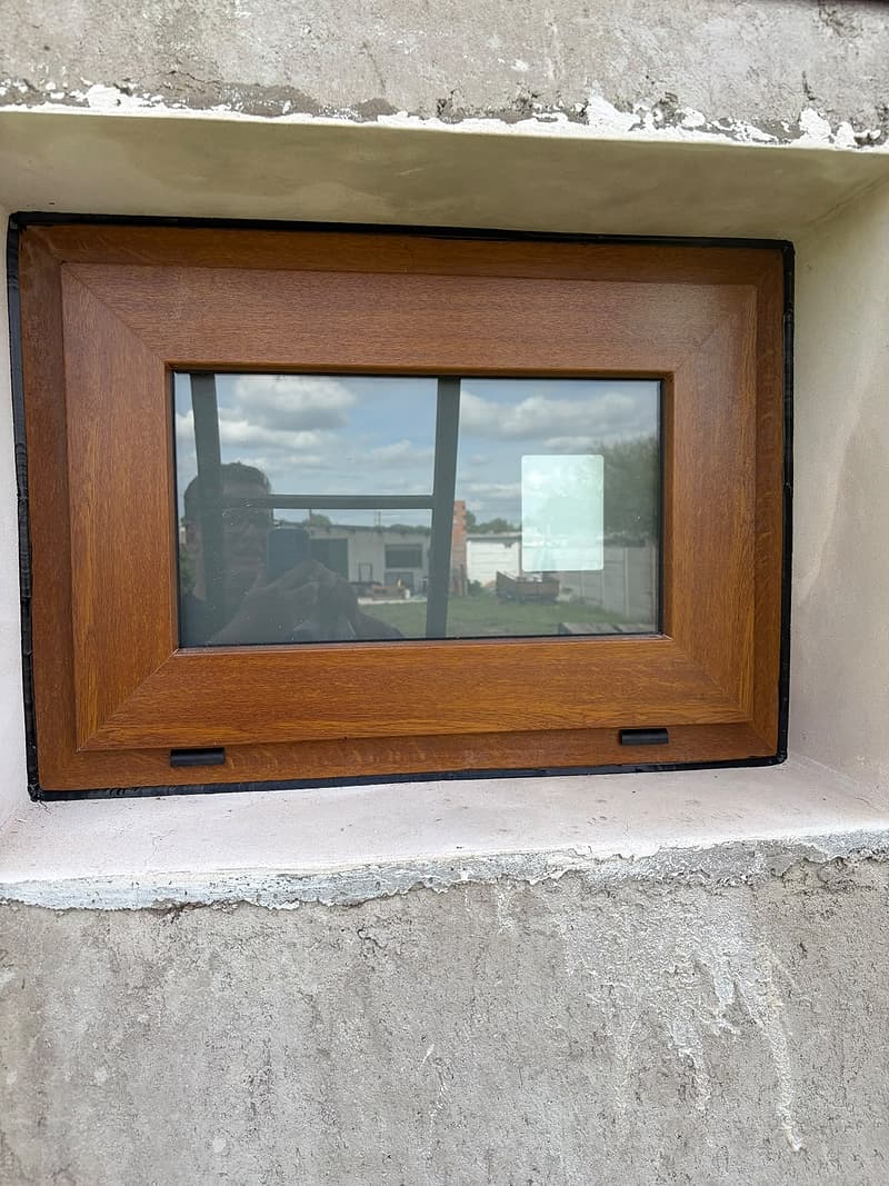 Ventana símil madera con apertura de abrir