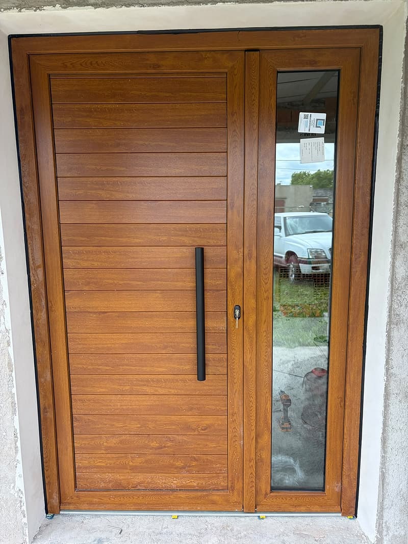 Puerta de entrada de PVC símil madera con barral