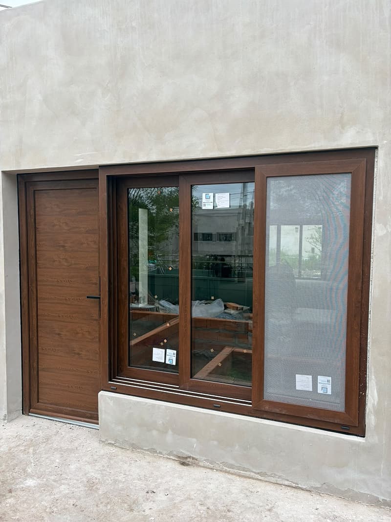 Puerta y ventana corrediza símil madera en obra