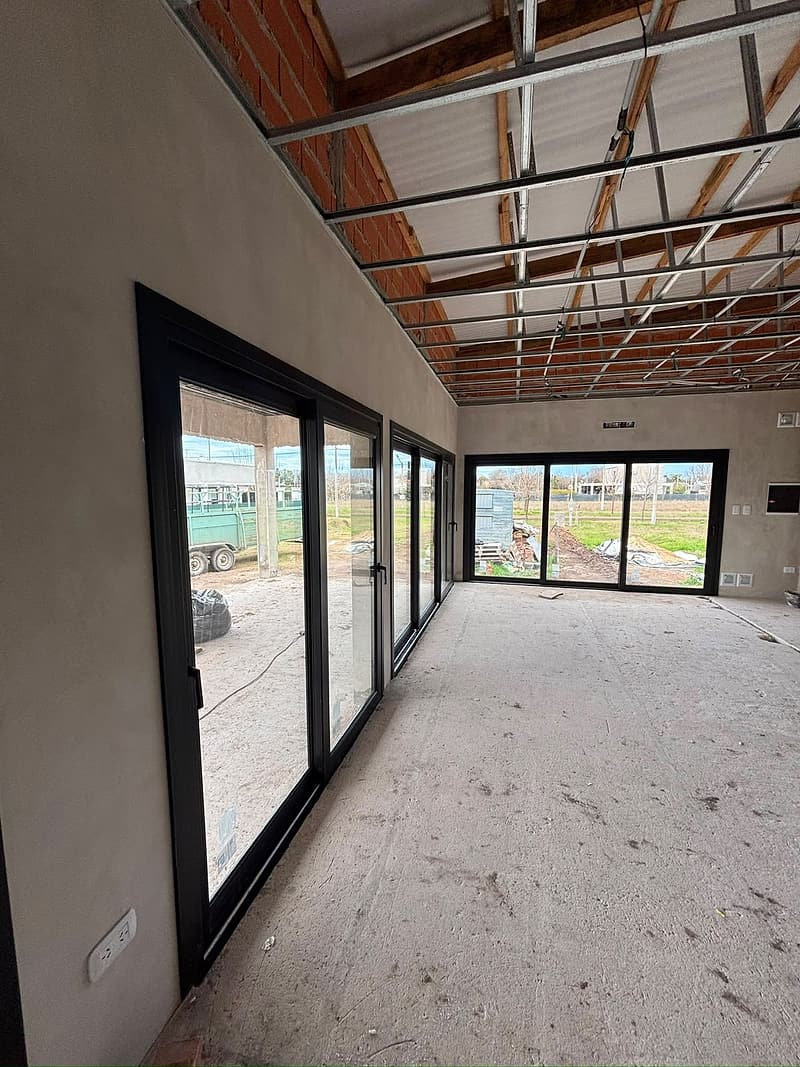 Galería con aberturas negras corridas