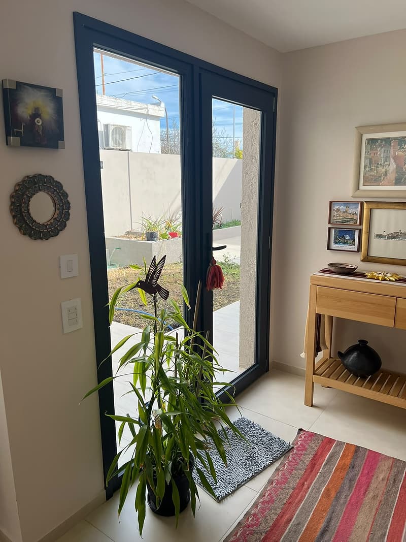 Puerta ventana negra en un living